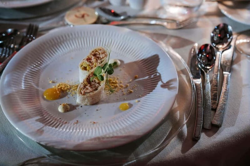 Tenerife: Scandal Dinner Show Entry Ticket and 5-Course Meal - A dinner show with more than burlesque
