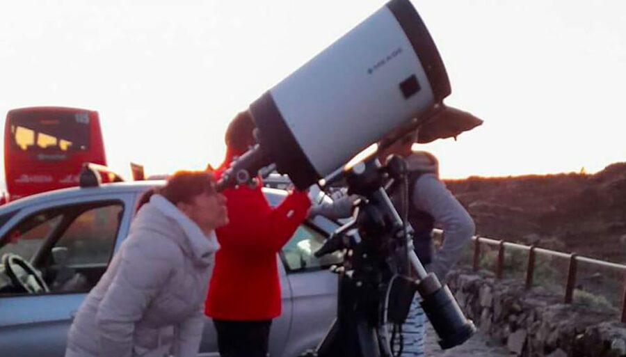 Tenerife: Sunset Night Tour and Stargazing at Teide + Dinner - A sunset stop with views toward La Gomera