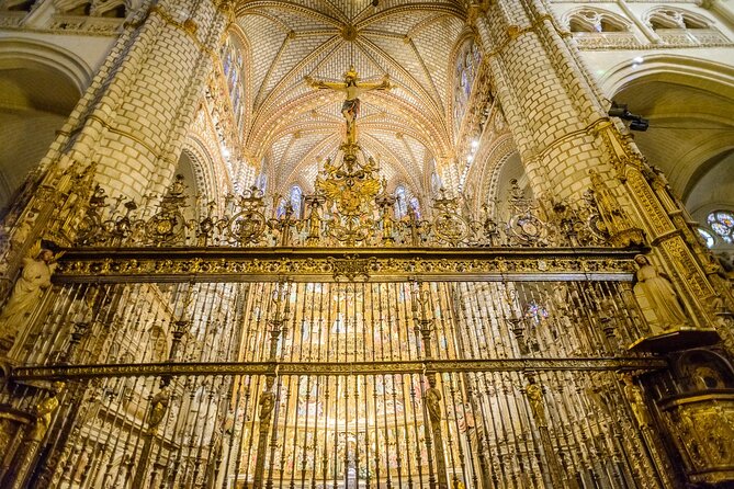 Three Cities in One Day: Segovia, Avila and Toledo from Madrid - Guide language, headsets, and group movement