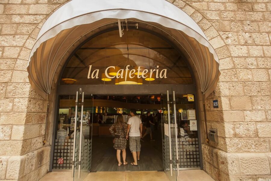 Tot Montserrat: Transport, Museum Tickets, and Lunch - Arriving at the Benedictine monastery