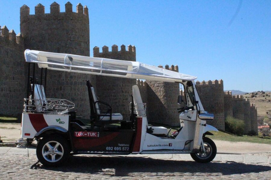 Tour Guiado En Tuk Tuk Recorre Avila De La Forma Mas Comoda - Passing the Torreón de los Guzmanes
