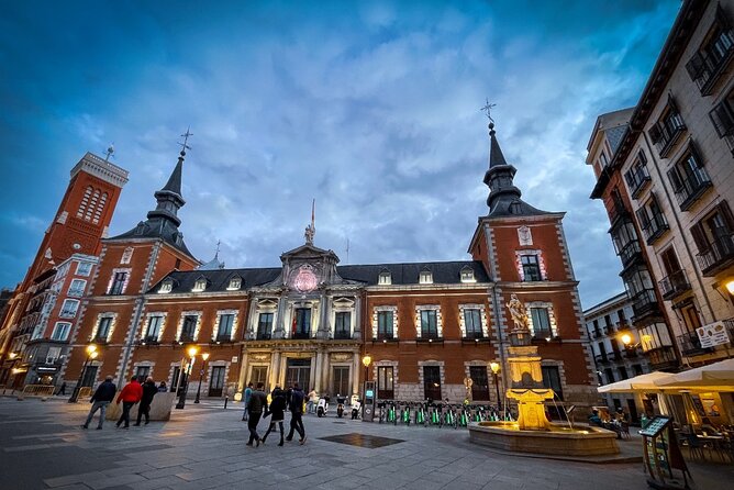 Tour "Madrid of the Austrias" | Old Town ❤️ - Teatro Real is a fitting finish