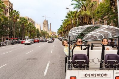 Tour Welcome Barcelona with Local Guide in Eco Tuk Tuk Private