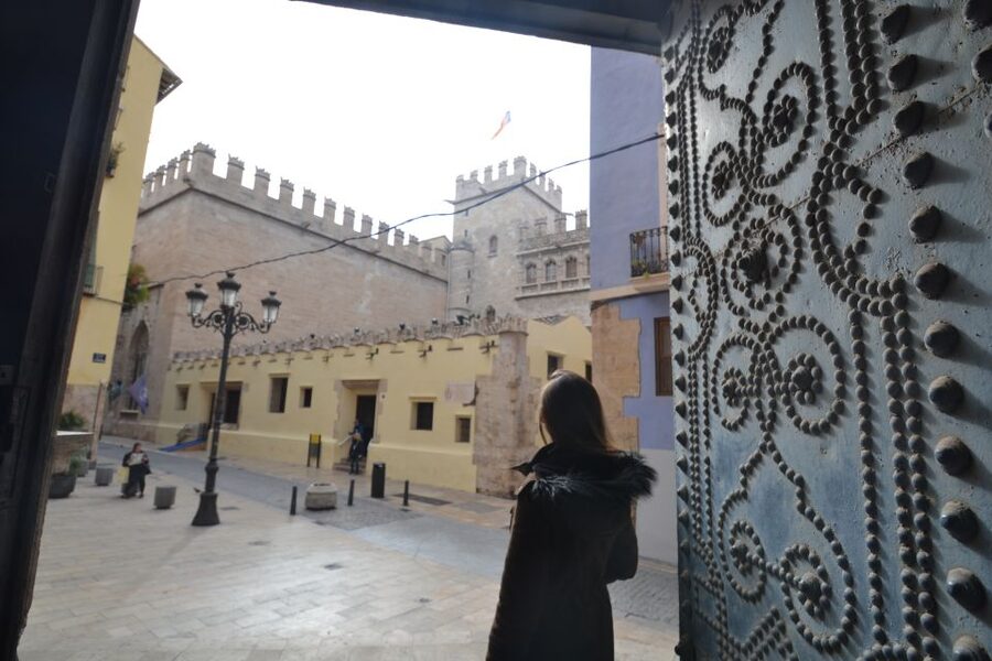 Valencia: Cathedral, St Nicholas, and Lonja de la Seda Tour - How the guides shape the experience