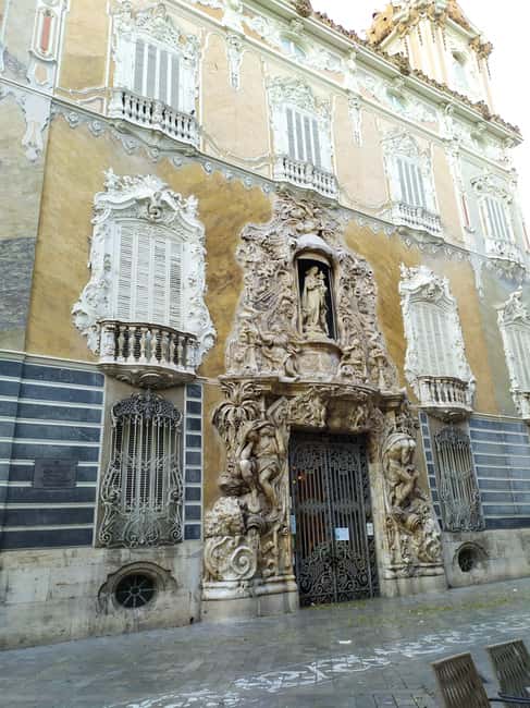 Valencia: City Walking Tour with Top Attractions - ITALIAN - Starting behind the Serranos Towers