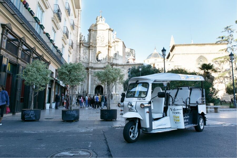 Valencia: Complete Tuk-Tuk Tour Around the City - What the guides add to the ride