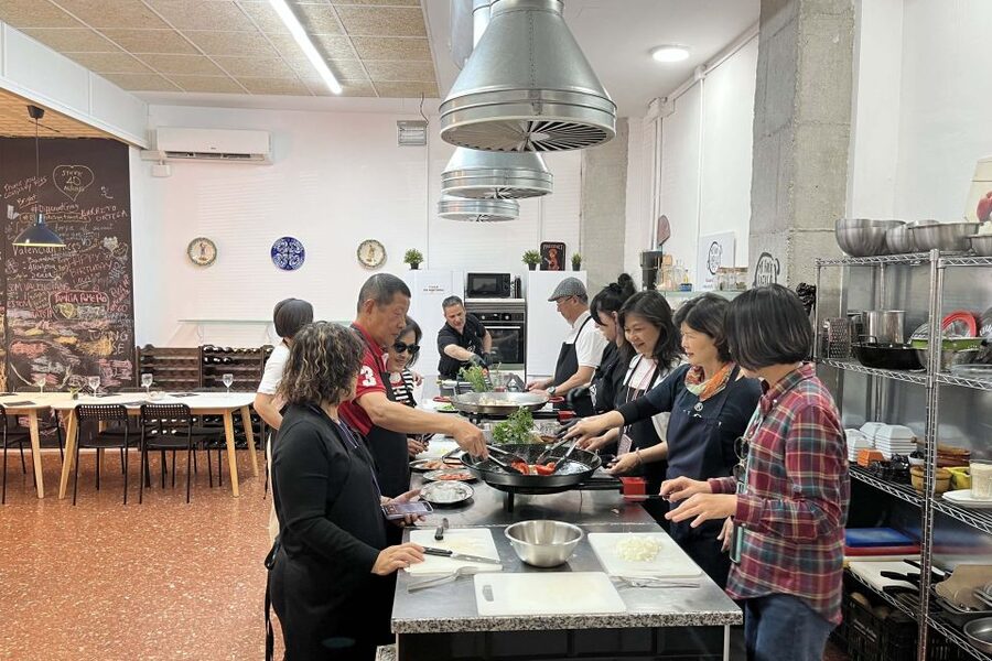 Valencia: Evening Guided Paella Workshop, Tapas, and Drinks - Key points at a glance