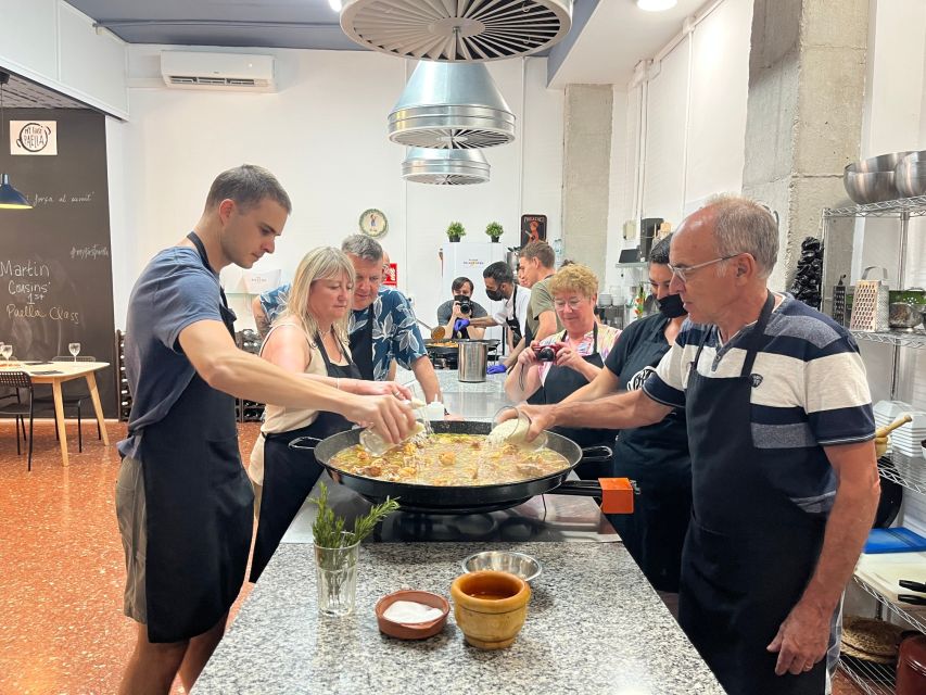 Valencia: Evening Guided Paella Workshop, Tapas, and Drinks - Choosing between Valencian and seafood paella