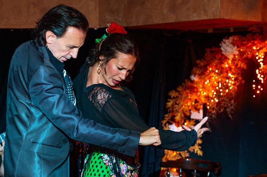 Valencia: Flamenco Show at Tablao La Reina - The opening minutes: guitar, voice, and anticipation