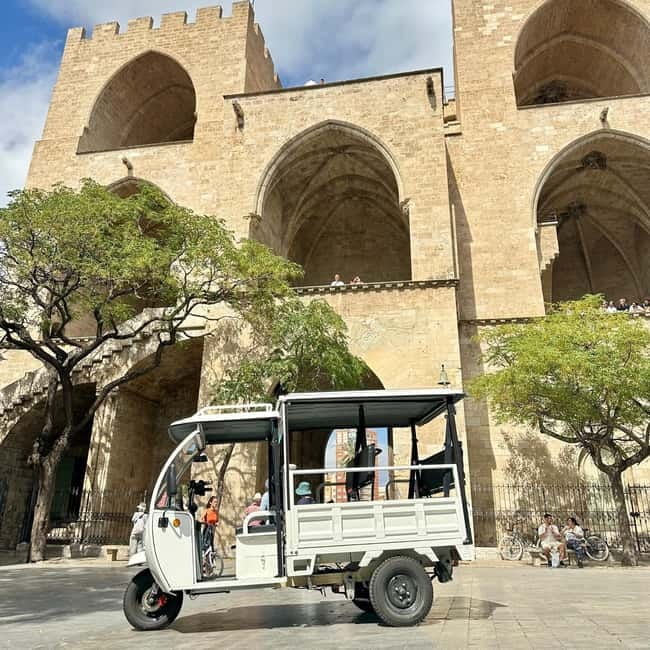 Valencia: Full Tuk Tuk Tour 2H - The City of Arts and Sciences photo stop