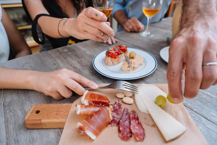 Valencia: Tapas and Drinks Evening Tour - Stop four: Finishing with the feel of a local night out