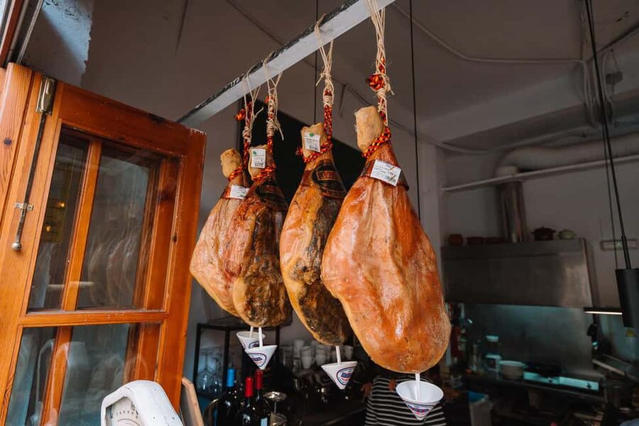 Valencia: Tapas and Drinks Evening Tour - What the guides add to the evening