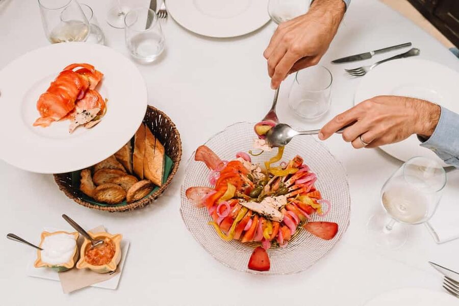 Valencia: Tapas and Drinks Evening Tour - Stop one: Learning the Valencian way to share food
