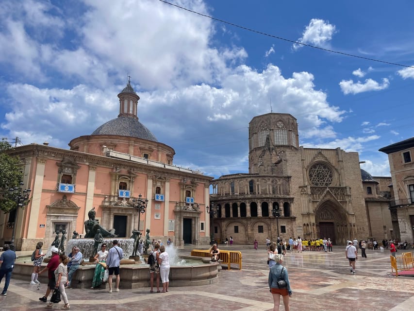 Valencia: Top 25 Highlights Guided Bike Tour - North Train Station and Plaza del Ayuntamiento