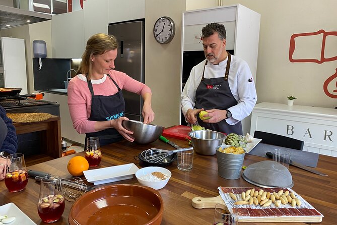 Valencian paella workshop and visit to the Algiros market - The teaching style keeps the kitchen relaxed