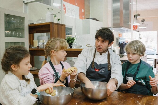 Valencian paella workshop and visit to the Algiros market - Who will enjoy this most?