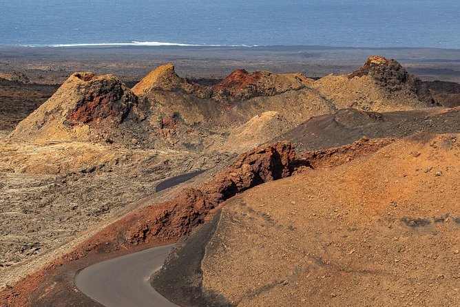 Volcano Hike - Timanfaya eruptions - Small-group transport from resort or port
