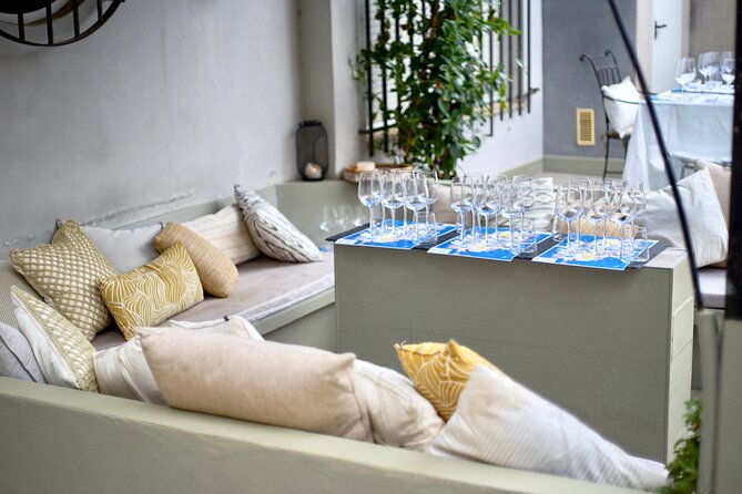 Wine Tasting Experience with a Professional Sommelier in Valencia City Center - Five wines, with regional comparisons
