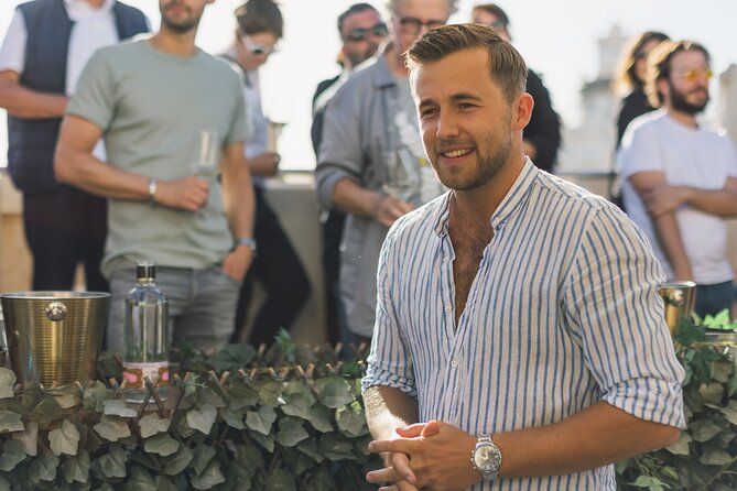 Wine Tasting Experience with a Professional Sommelier in Valencia City Center - The social side, especially for solo visitors